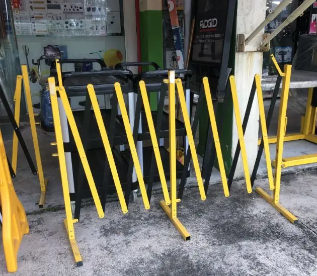 Aiko Adjustable Safety Gate – 51 cm to 5 m Extendable, 95 cm Height, Yellow/Black with Mobility Wheels (Model GATE-7614-W)