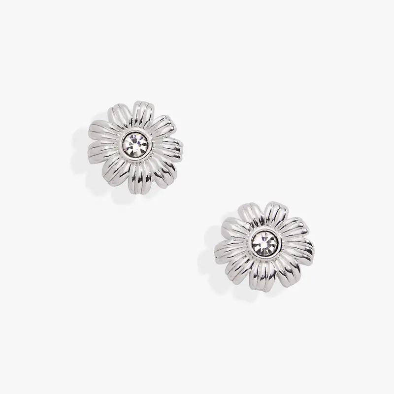 Daisy Flower Stud Earrings – Classic Botanical Accent